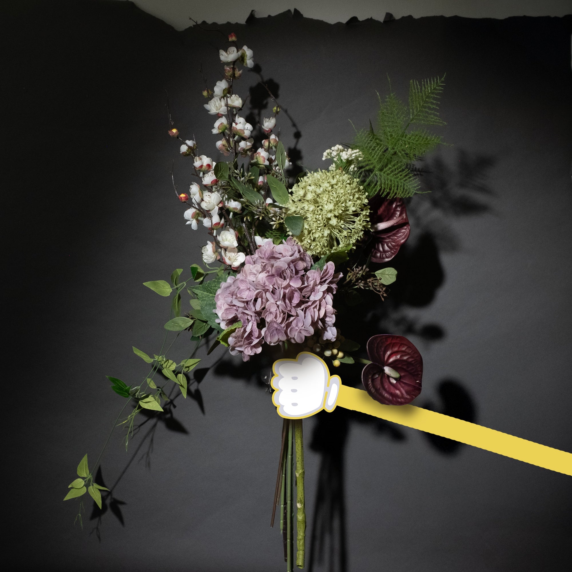 Lila Strauss aus Seidenblumen, Farbtiefe im Detail