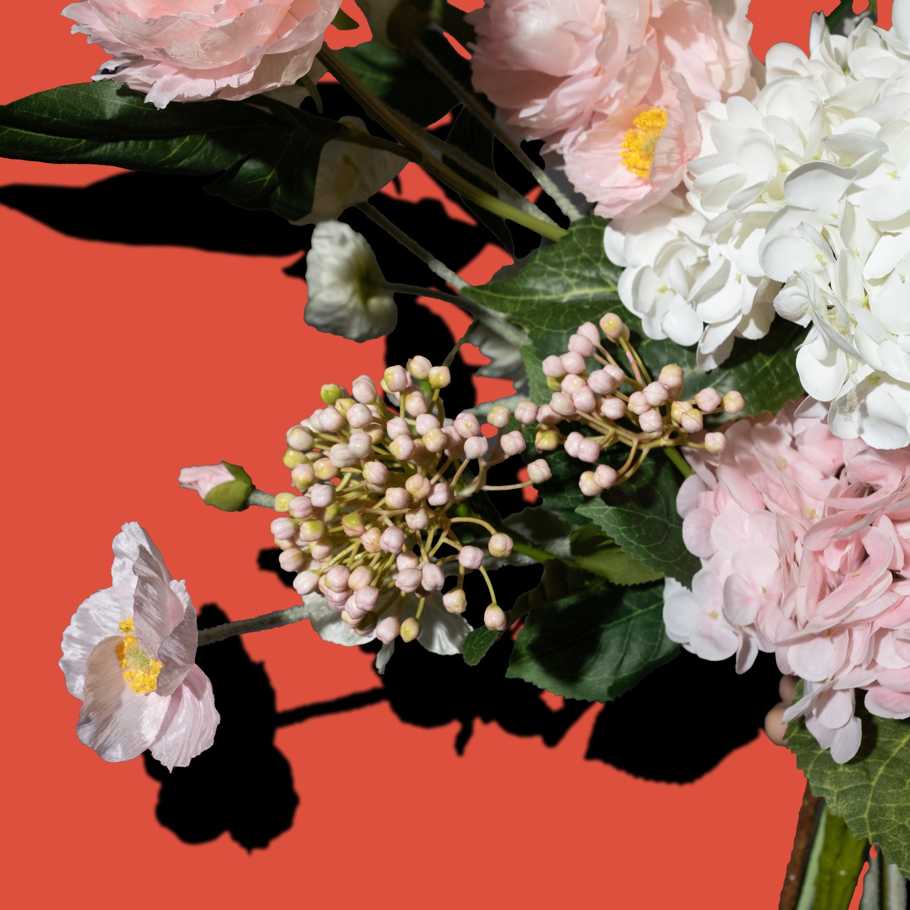 Rosa Seidenblumen Strauss als Geschenk verpackt